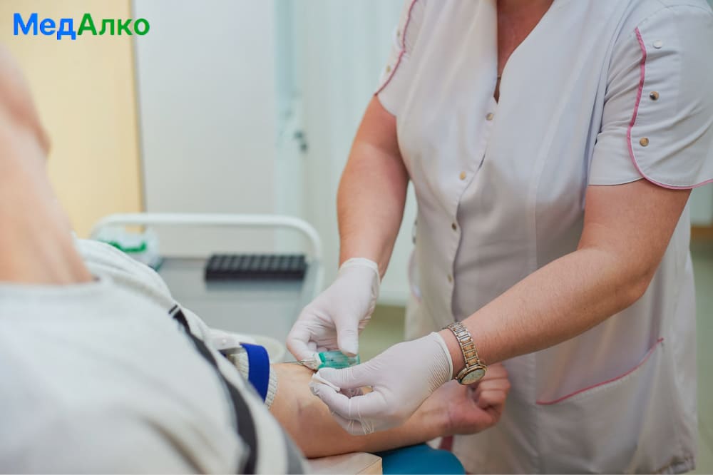 Медсестра проводит детоксикацию в клинике "МедАлко"